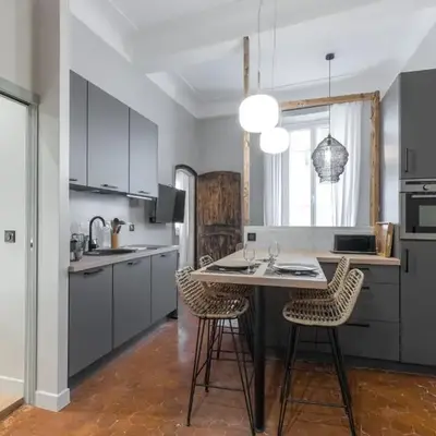 Charming 2 Bdr Old Town