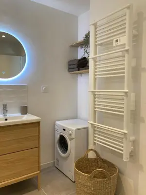 a laundry room with a washing machine and a sink at Habana in Saint-Laurent-du-Var