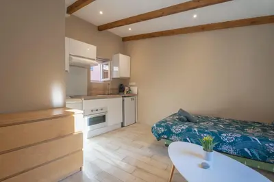 a small room with a bed and a kitchen at Studio lumineux à 10 min de la plage in Nice
