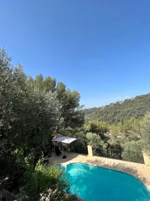 a dining room with a table and chairs at Entre Nice et Monaco grande Villa avec piscine privée 12 personnes in Drap