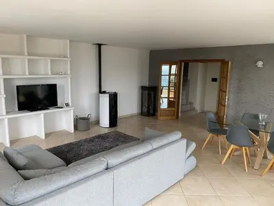 a living room with a couch and a tv at Spacieuse Villa Niçoise au calme avec piscine in Nice