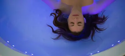 a picture of a woman with her face in a bath tub at Little California - Adorable Studio Indépendant in Cagnes-sur-Mer