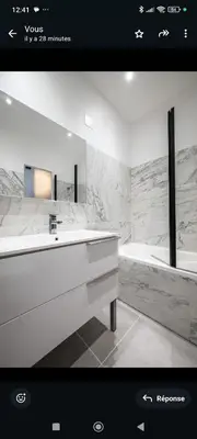 a bathroom with a white sink and a tub at Super appartement au cœur de Nice! Bonnes vacances in Nice