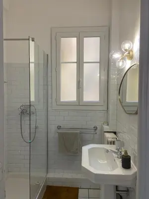 a white bathroom with a sink and a shower at Charmant 2 pièces - hypercentre, proche mer in Nice