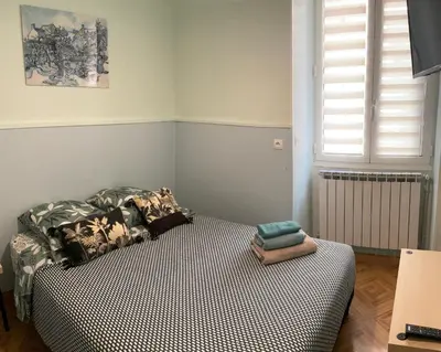a bedroom with a bed in a room at appartement cosy - 2 chambres, situé en Centre Ville in Nice