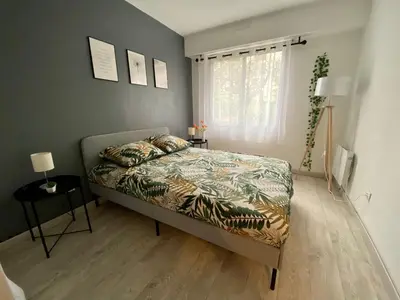 a bedroom with a bed and a window at Appartement 6 pers Port de Nice, mer et Vieux-Nice à pied in Nice