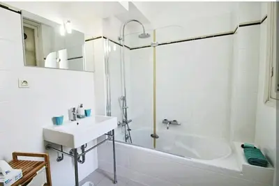 a white bathroom with a sink and a tub at Central, climatisé, proche Promenade des anglais. in Nice