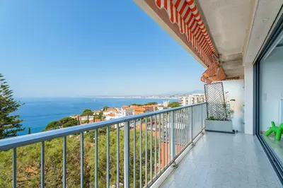 a balcony with a view of the ocean at Balcon sur la Méditerranée in Nice