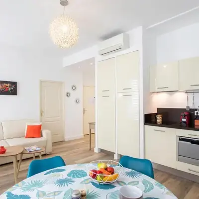 #28 1 BDR Flat AC Balcony Hper Central 10mins to Beach & old town