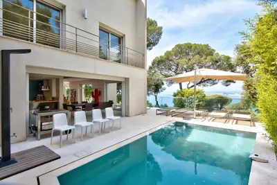an exterior view of a house with a swimming pool at Villa Mont Boron, vue mer exceptionnelle in Nice