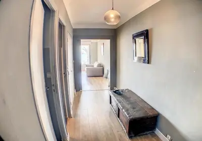 a hallway with a wooden bench in a room at Charmant 2 pièces FACE à la MER- Cagnes sur Mer in Cagnes-sur-Mer