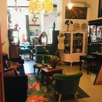 LOFT D ARTISTES AVEC PATIO AU PORT DE NICE