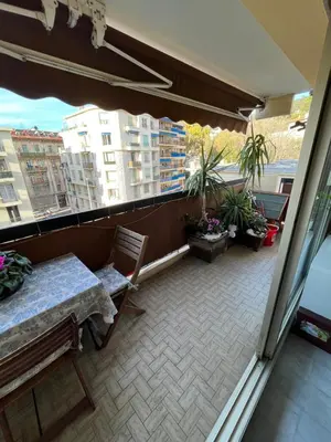 a balcony with a table and some plants on it at Chambre privée avec terrasse au port de Nice in Nice