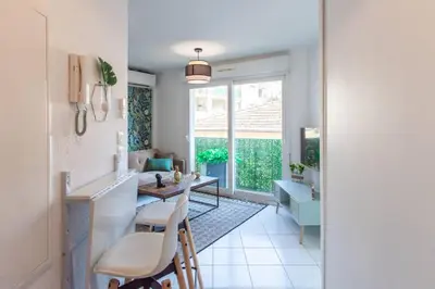 a kitchen and living room with a table and chairs at L44 1BDR Flat 10mins walk to port/Balcon, Parking, AC in Nice